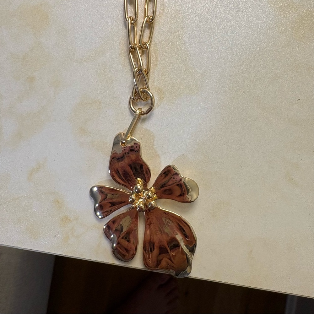 NWOT Nordstrom Gold Floral Paperclip Pendant Necklace